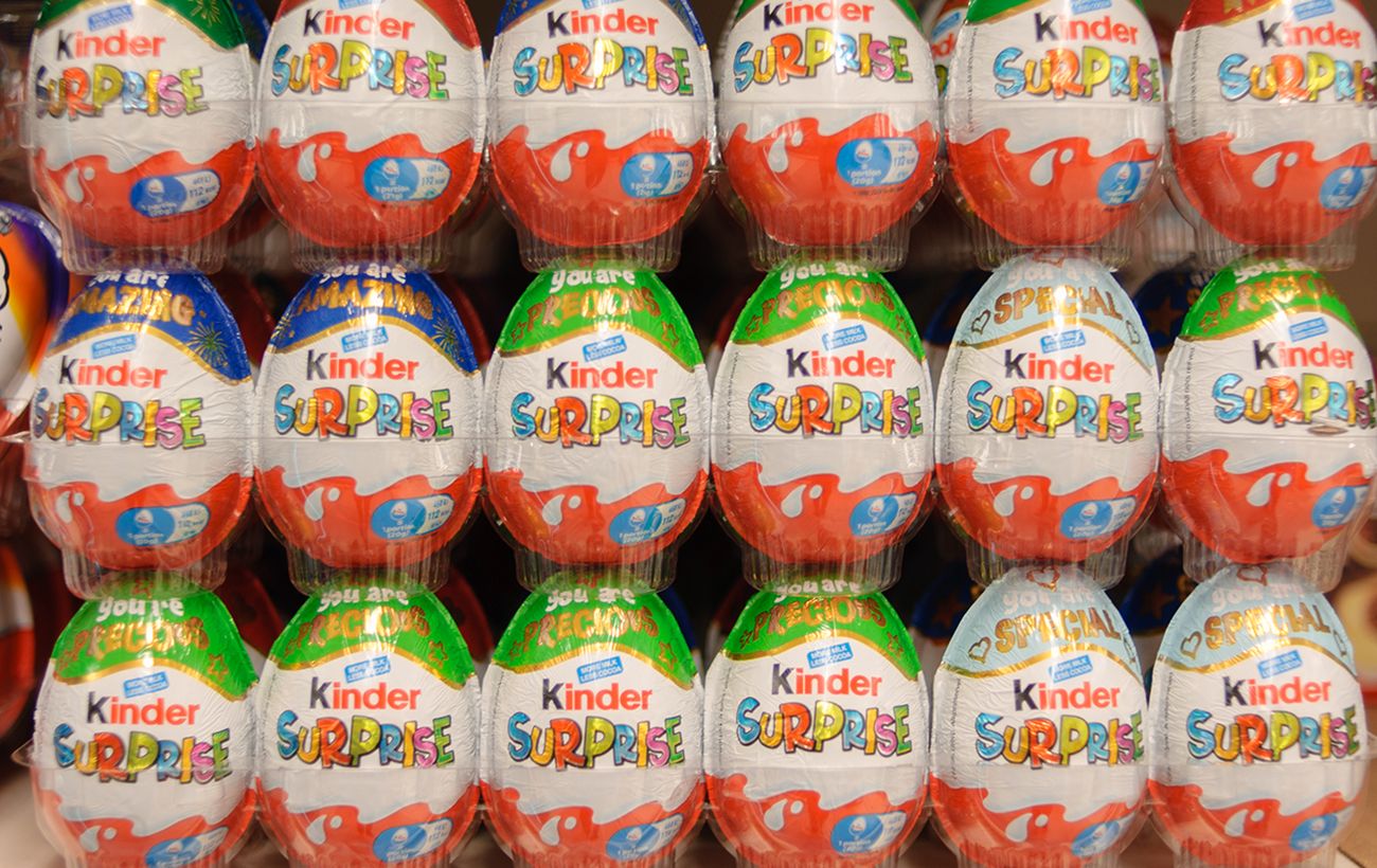 Батьки цього не знають: лікар попередила про небезпеку Kinder Surprise