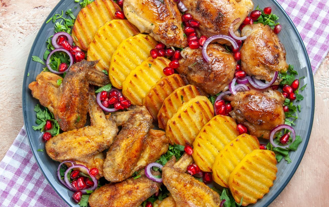 Смачніше за шашлик на природі: як запекти курку з картоплею так, щоб м’ясо тануло в роті