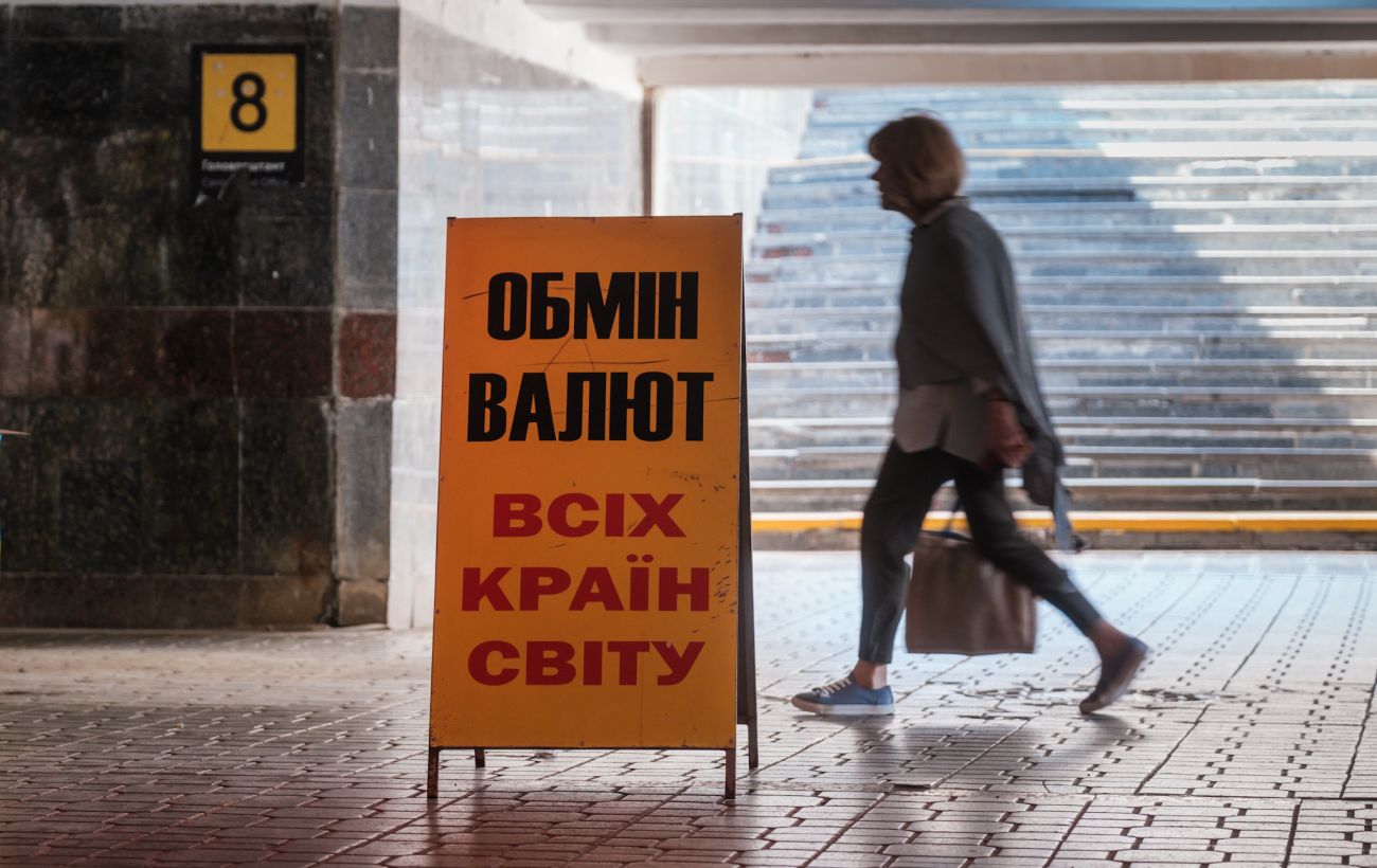 Євро стрімко падає, а долар дешевшає в обмінниках: актуальний курс валют на 6 травня