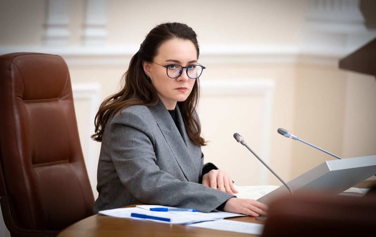Кабмін зняв заборону на виїзд за кордон для жінок-чиновниць, але є обмеження