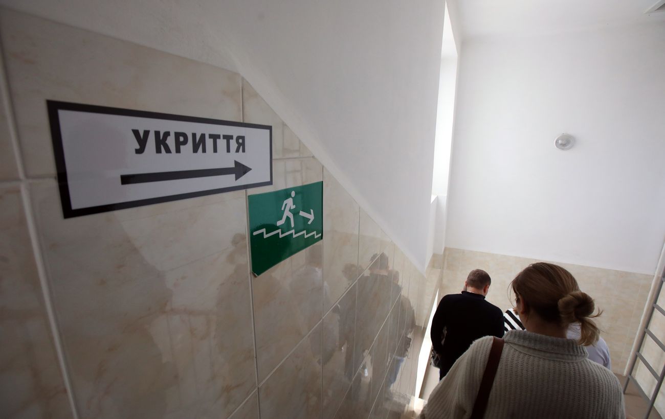 Вода й аптечка обов'язкові? Що точно має бути в укриттях під час тривог