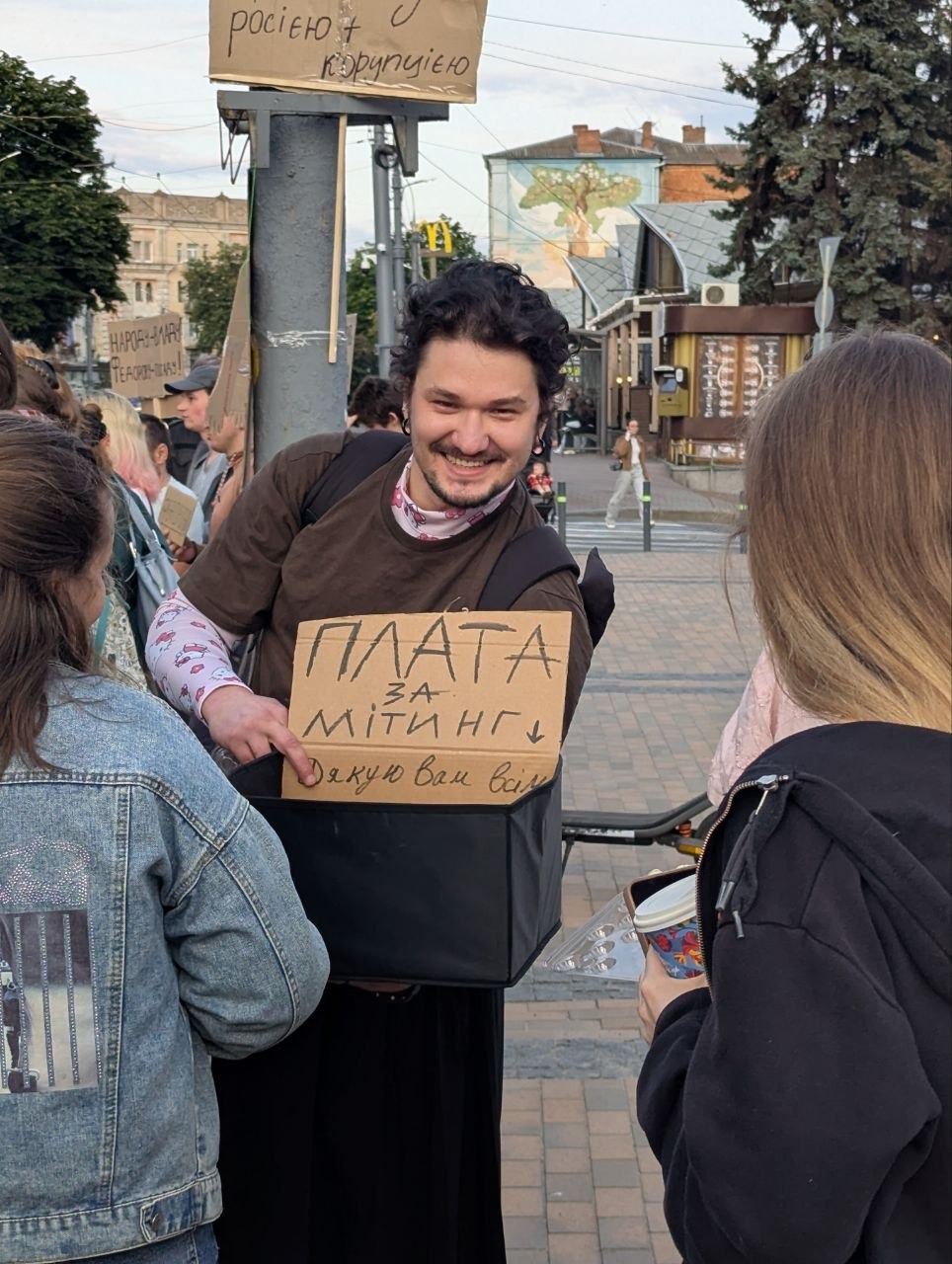 Сьогодні на подібних зібраннях реальність остаточно відходить на другий план